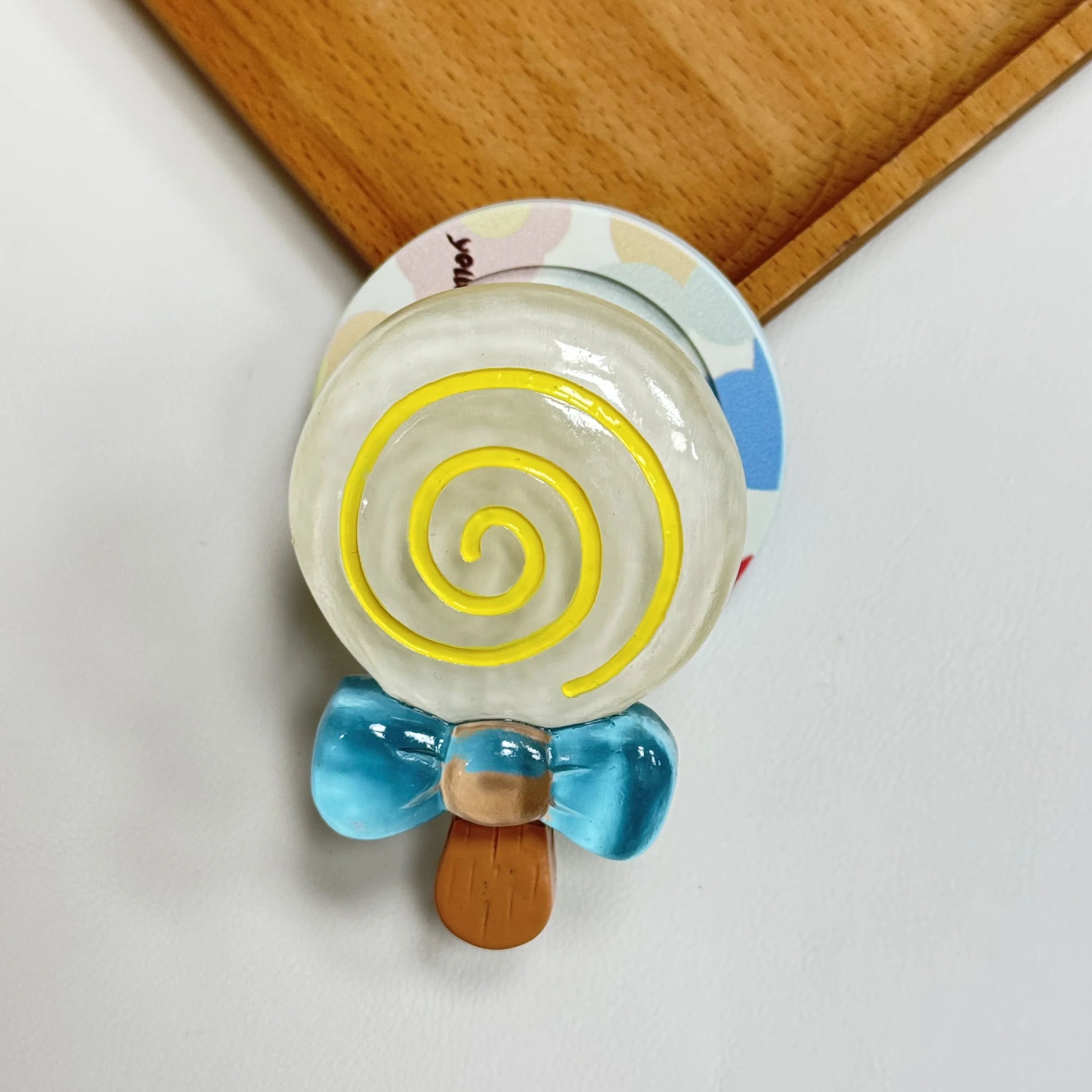 متعة ولطيفة الملونة مصاصة المغناطيسي قوس للطي مناسبة لفون 17 جراب هاتف دعم حامل حلقة الهاتف