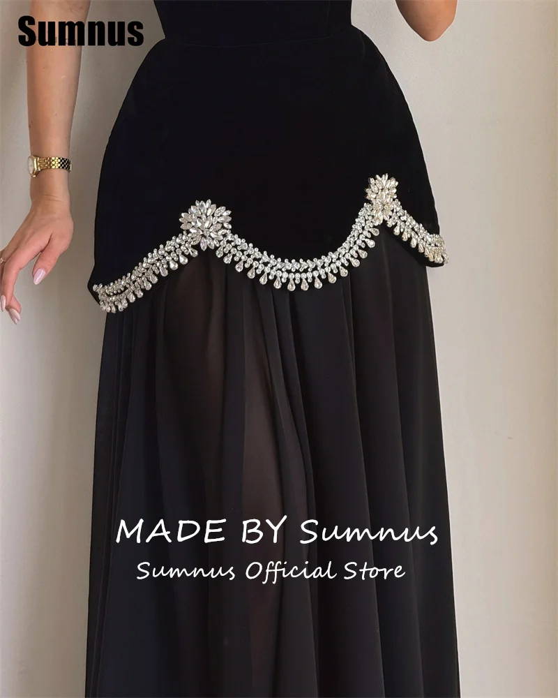 Sumnus Elegantes, schwarzes A-Linien-Abschlussballkleid, trägerlos, drapiert, mit Perlen verziert, ärmelloses Abendkleid فسات Varaquaة Maßgeschneidert