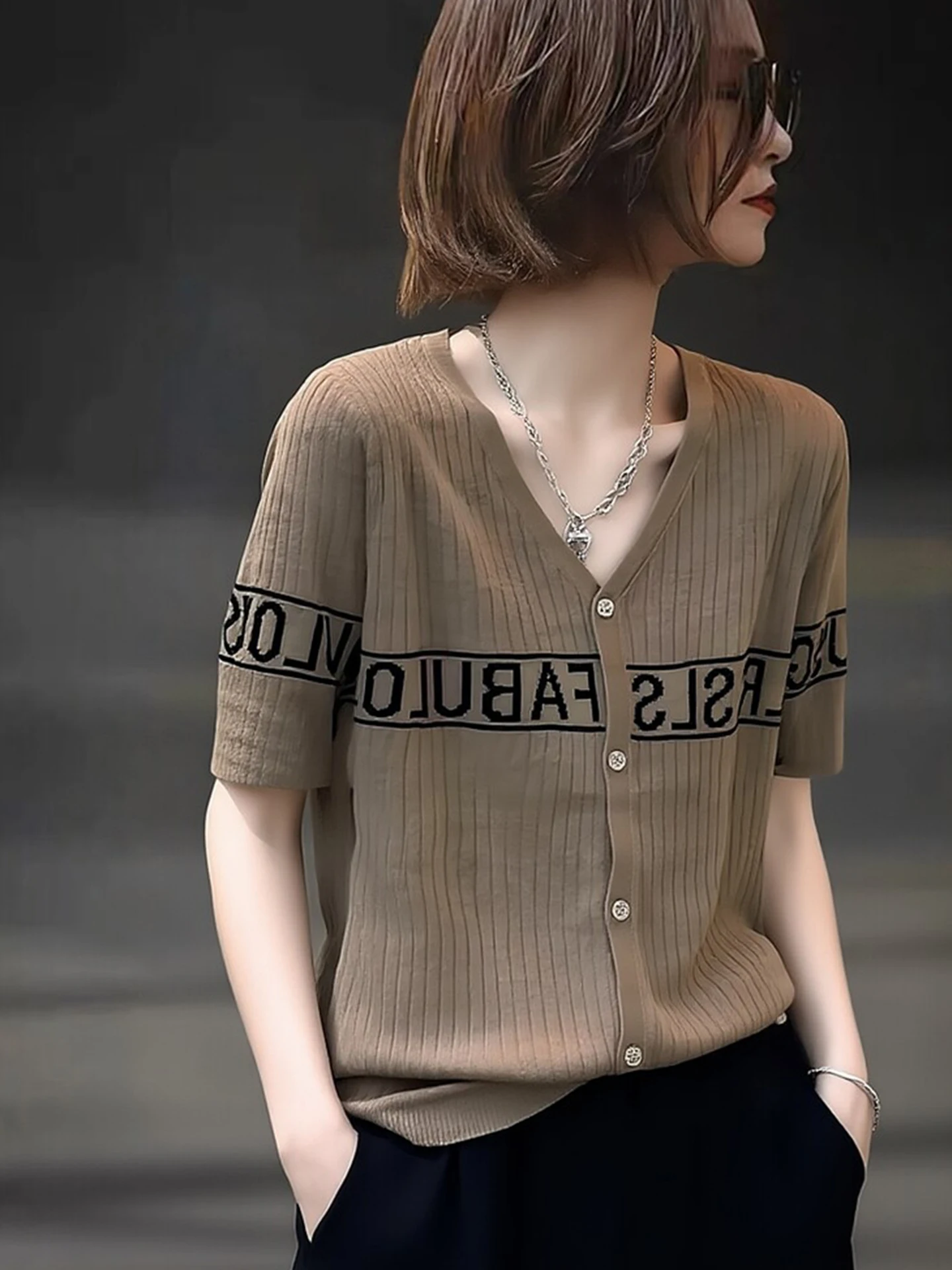 

Весенний трикотажный топ с короткими рукавами и V-образным вырезом, простая универсальная базовая рубашка на одной пуговице, элегантный минималистичный корейский стиль