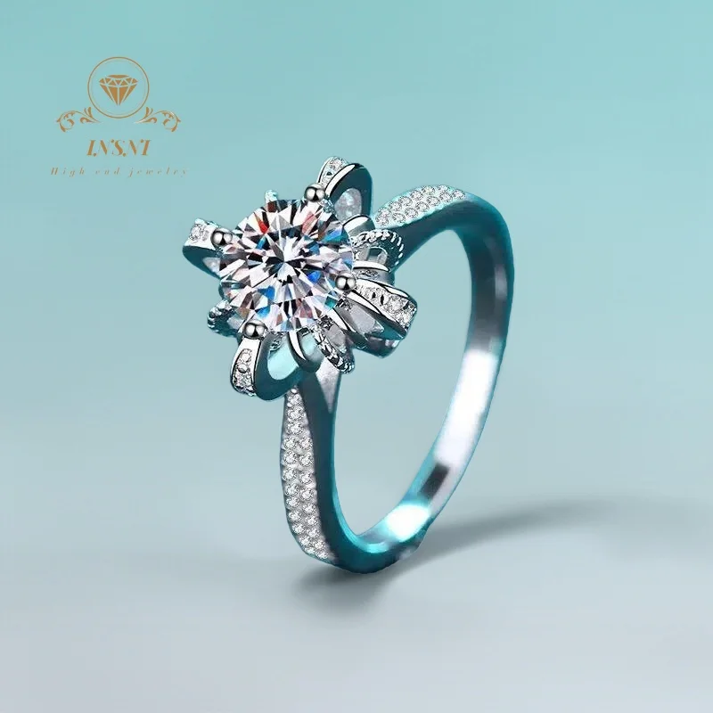 

Кольцо из серебра 925 пробы с позолотой PT950, инкрустированное муассанитом 1 карат, с микромозаикой и ажурным дизайном. Сертифицированное роскошное ювелирное изделие для повседневной носки женщинами.