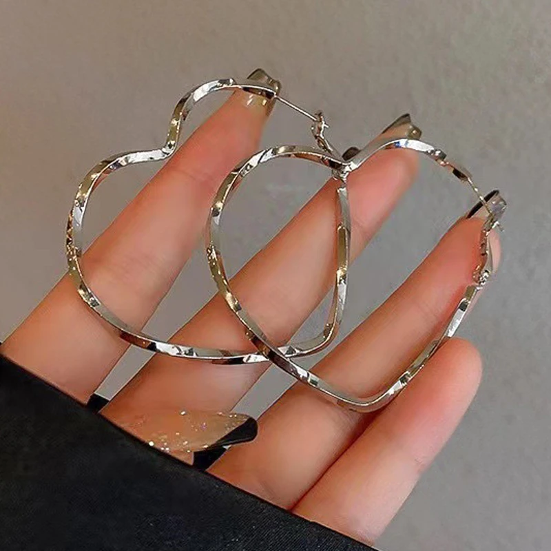 Twist Metal Heart Hoop Earrings for Women Silver Color Hollow Out Big Love Earrings Brief Street Romantic Jewelry as Gift