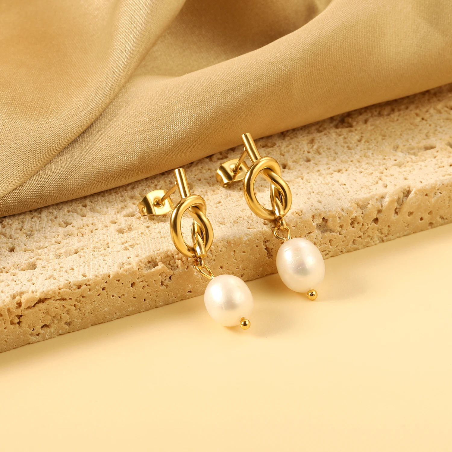 Sanfte und stilvolle unregelmäßige Knotenohrringe mit Perlenanhängern für Mädchen, süßer Edelstahlschmuck für den Alltag