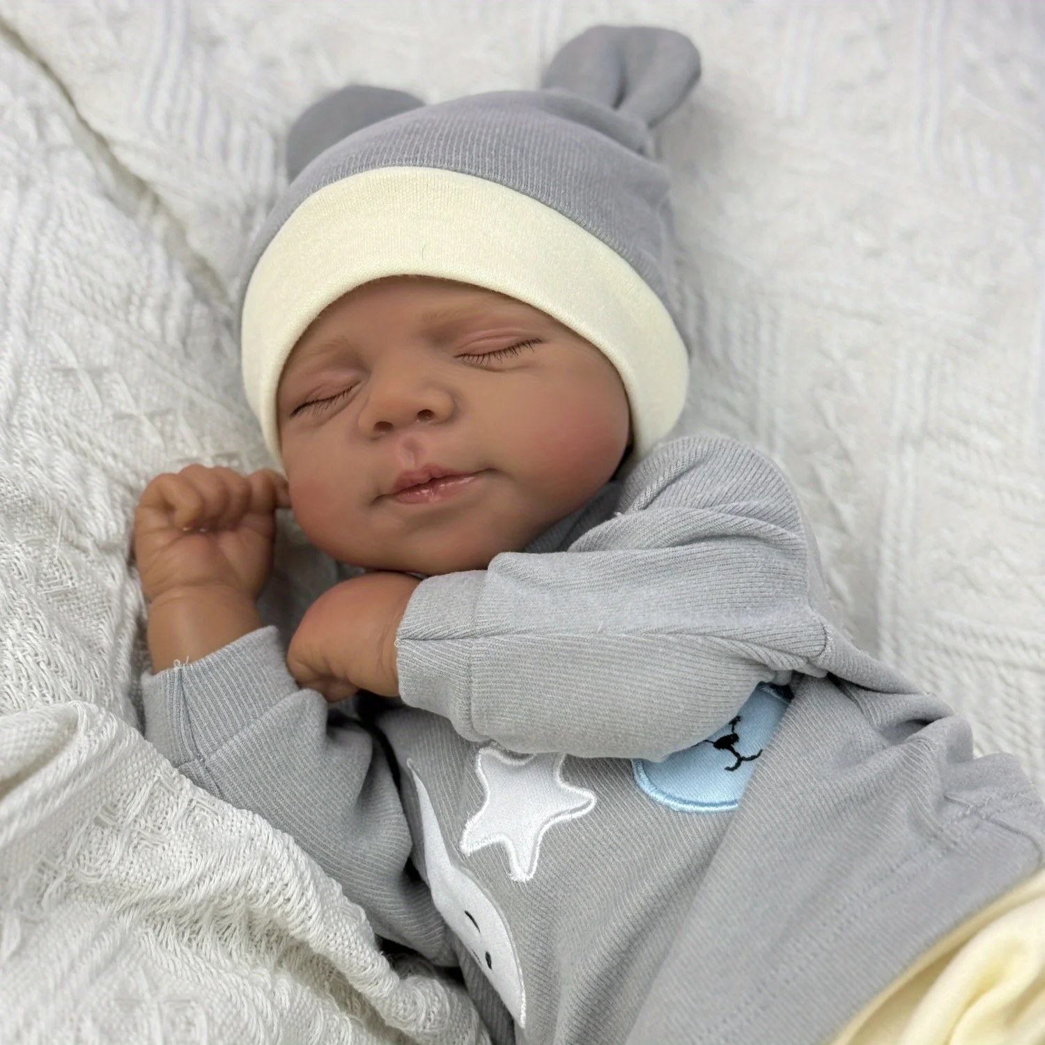 BZDOLL 19 Zoll 48 CM schlafende Reborn-Baby-Puppe mit Lächeln, Spielzeug für Kinder, Vinyl-Extremitäten, Stoffkörper, lebensechte Puppe mit dunkler Haut, handgefertigtes, lebensechtes