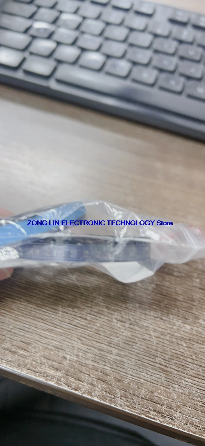 Imported original 74LVC1G08GW package SOT353 silk screen VE logic gate silk screen VE chip direct shooting         100PCS -1lot