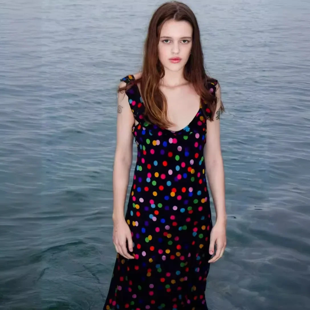 منقطة ملونة، حرير قطري مطبوع فرنسيًا، أكمام طائرة صغيرة، فستان بحاشية كبيرة، فستان طويل أنيق بحمالات