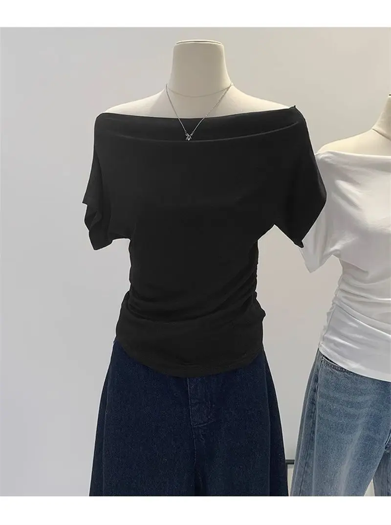 Sommerliches, schwarzes Damen-T-Shirt mit einem Schulterträger, kurzen Ärmeln, im koreanischen Stil, figurbetont, mit freiem Schulterbereich, modisch. – Detail 17
