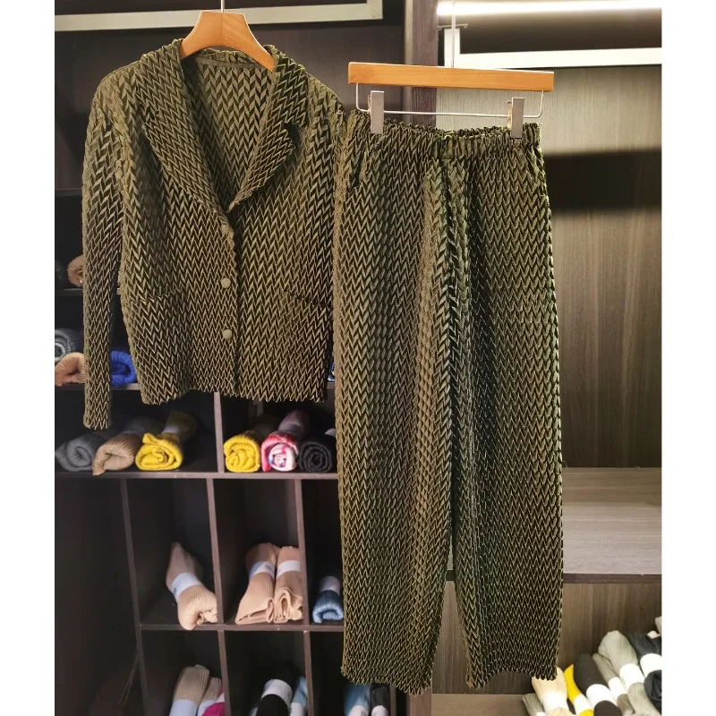 

Костюм-двойка Miyake Wave: плиссированный топ с отложным воротником и повседневный кардиган на пуговицах, прямые брюки. Идеально для офиса и повседневной носки.