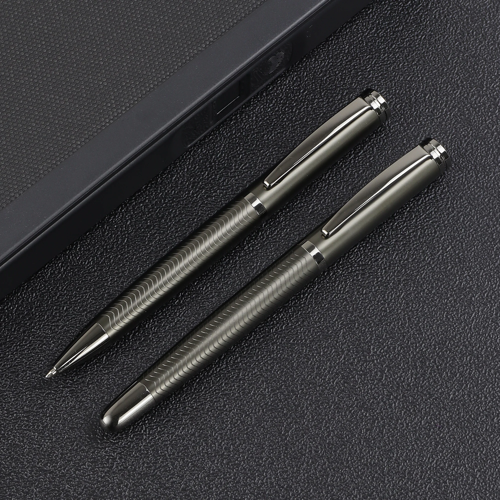 2 Stück/1 Set Stift mit grauem Gunmetal-Drachenschuppen-Design – Enthält 1 Kugelschreiber und 1 Rollerball-Stift – Für den geschäftlichen Gebrauch – Schwarze Tinte – Detail 1