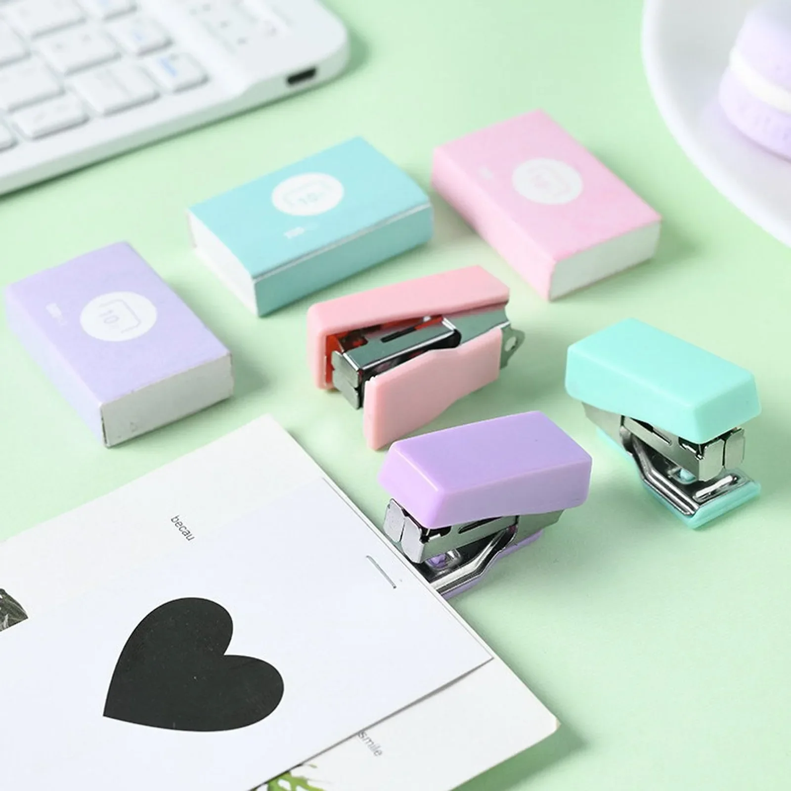 Mini set di cucitrici da tavolo con 400 graffette Kit di cancelleria per ufficio portatile Materiale scolastico per la casa Strumento compatto per la chiusura della carta