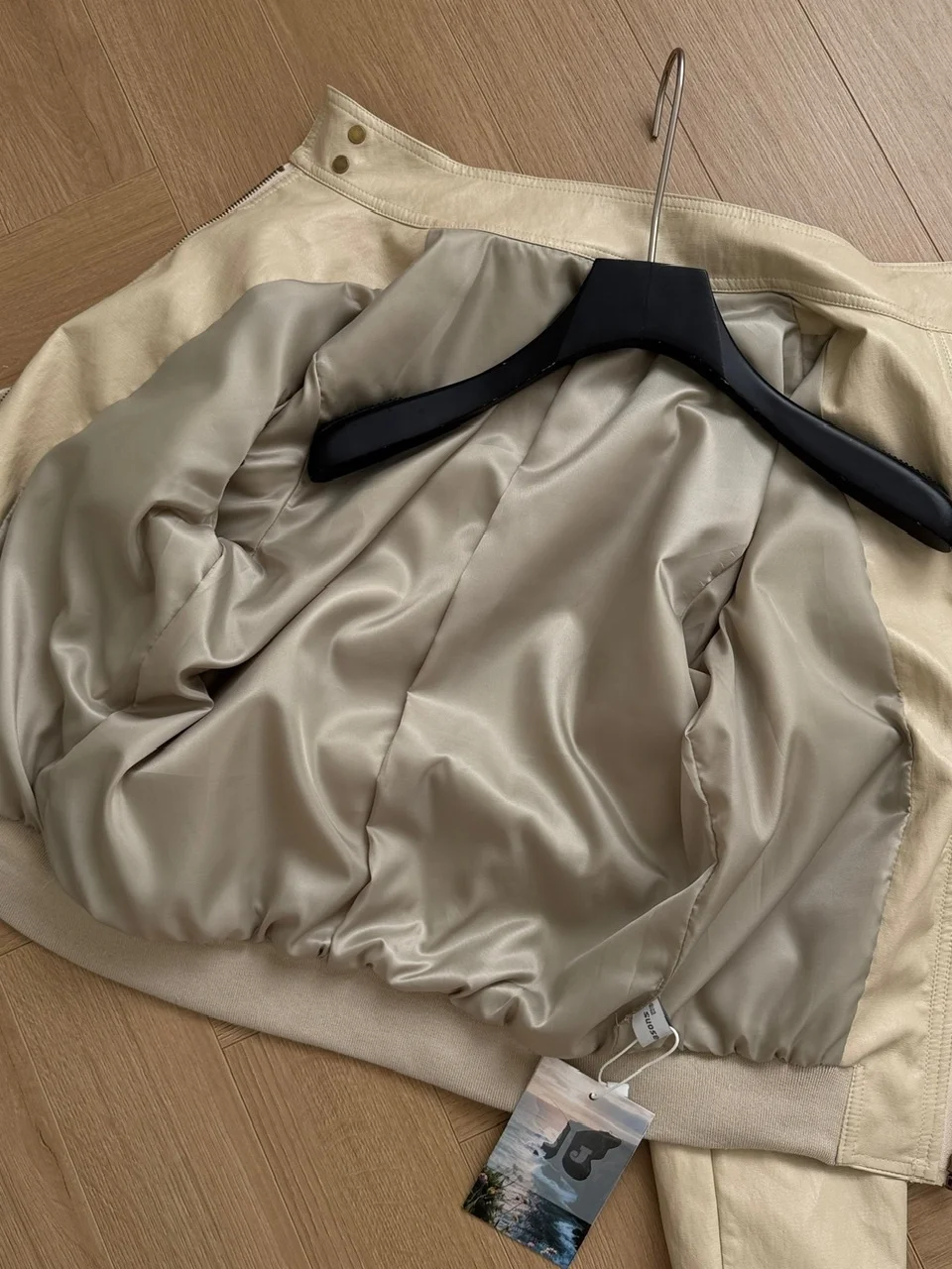 Casual Sle ort Leather Jaet Dames Faionable Opstaande Kraag Gratis Reizigerjas Herfstseizoen Amerikaans Retro Lichtbruin