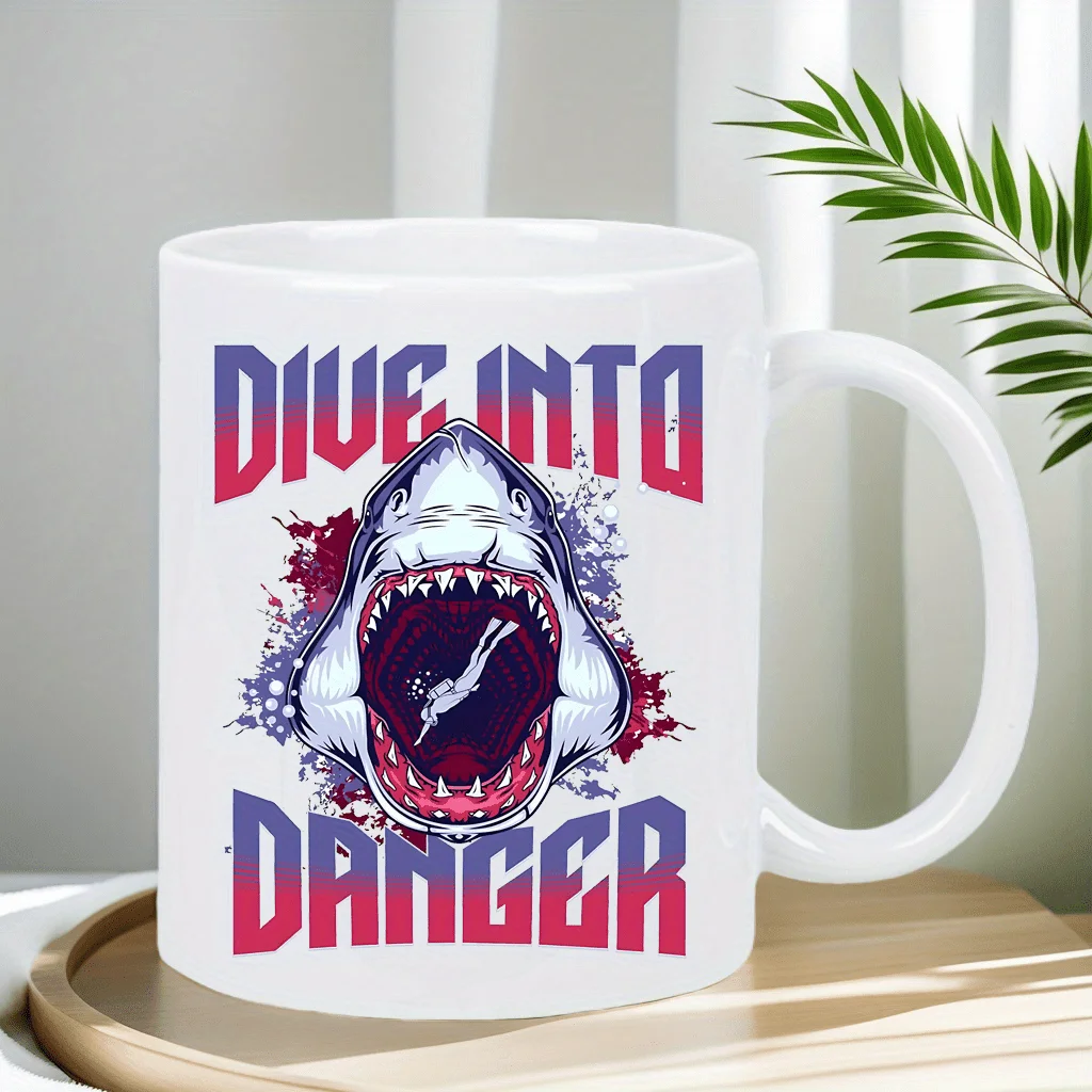 

Керамическая кружка Dive Into Danger — дизайн Bold Shark, идеальный подарок для любителей кофе и любителей приключений