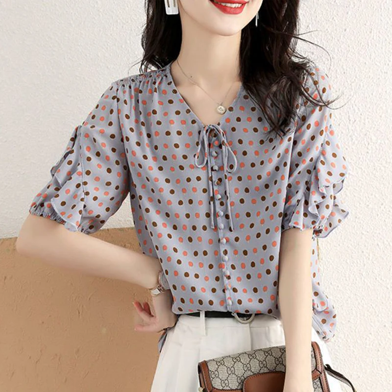 

Летняя одежда 2026: Женская шифоновая блузка с V-образным вырезом, на шнуровке, с рюшами, свободного кроя, повседневная, с рукавом до локтя