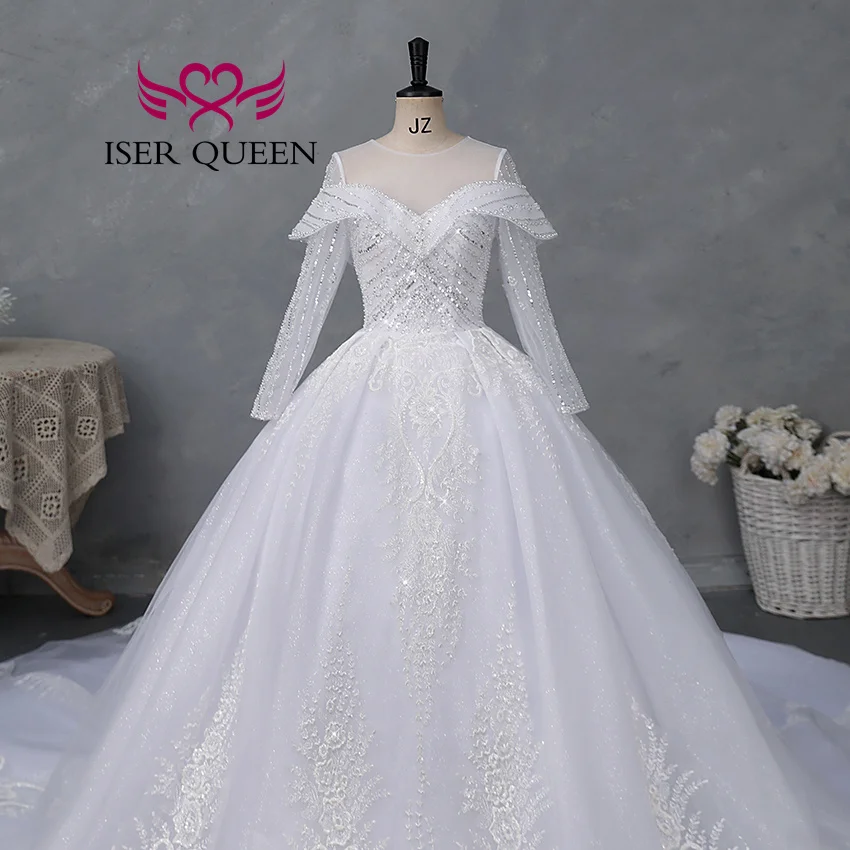 カスタマイズされたオフショルダー長袖夜会服プリンセスウェディングドレス 2025 新しいかわいいレースのアップリケ光沢のあるブライダルドレス WX0468