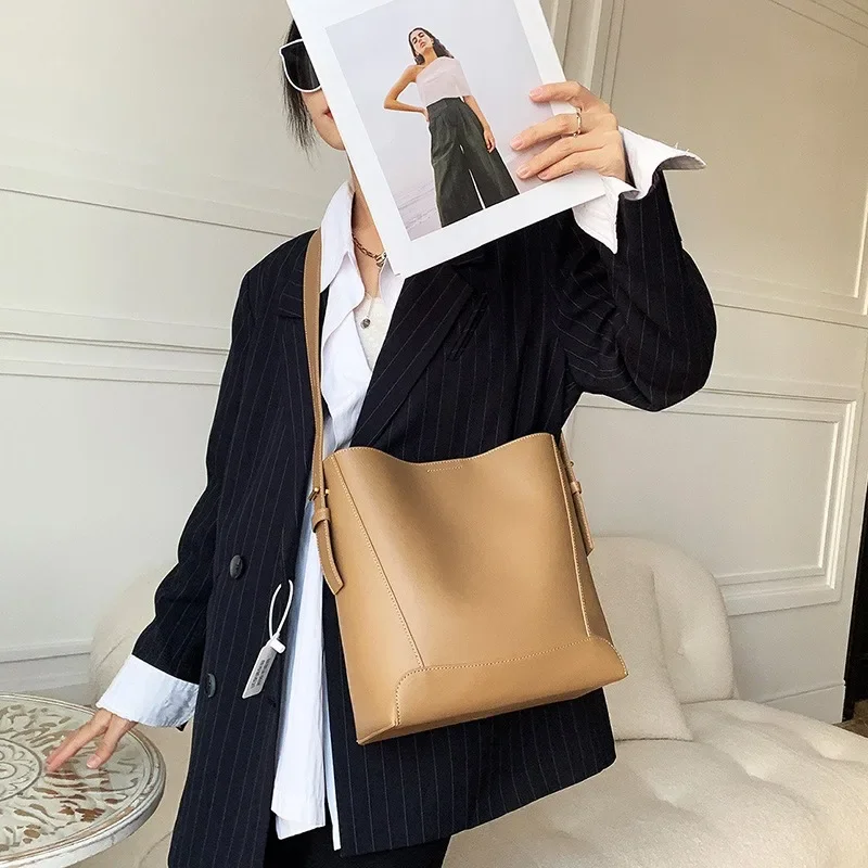 

2026 Designer Bucket Tote Bag Large Capacity Genuine Leather Shopper Magnetic Closure Versatile Shoulder Bag for Women Caramel