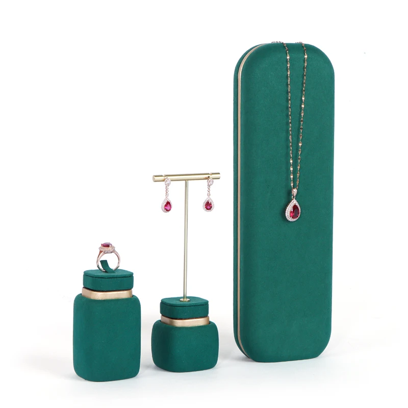 Op Maat. Showcase Sieraden Display Design High-End Groene Edelring Display