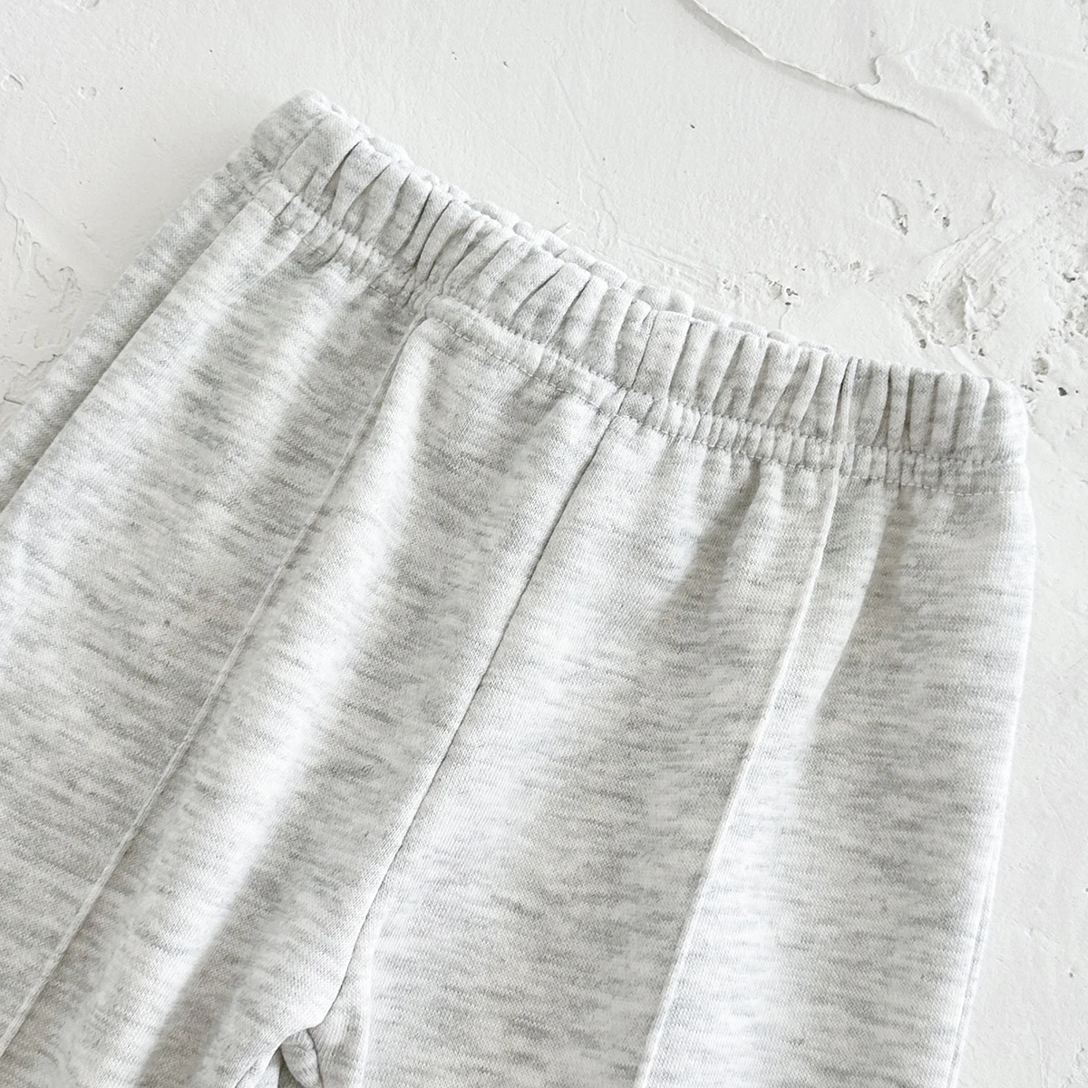 Baby Freizeit-Jogginghose, Melange Grau, mit vertikalen Nähten, Jogger-Hose, elastischer Bund, weiche Baumwolle, Kleinkind-Hose – Detail 1