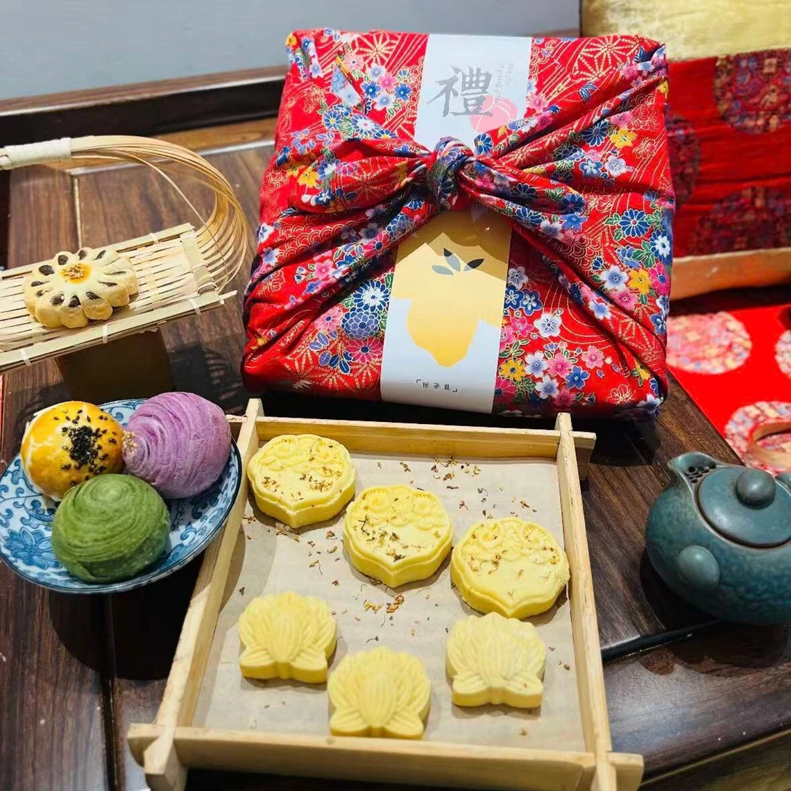 chinese-traditional-floral-pattern-red-fabric-gift-box-for-new-year-and-mid-autumn-festival-celebration-universal-festive-sup