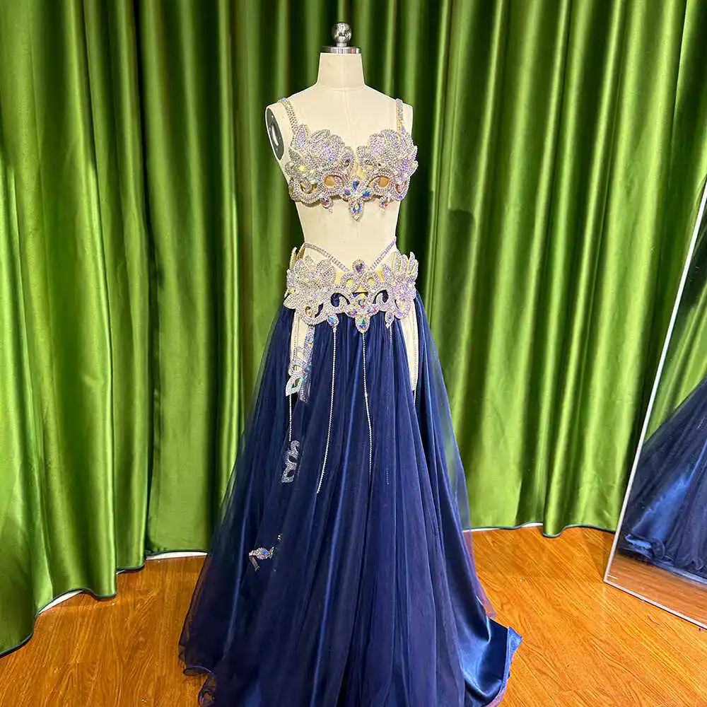 

Профессиональный комплект для танца живота: блестящий бюстгальтер и пояс со стразами, струящаяся синяя тюлевая юбка, костюм для выступлений на соревнованиях