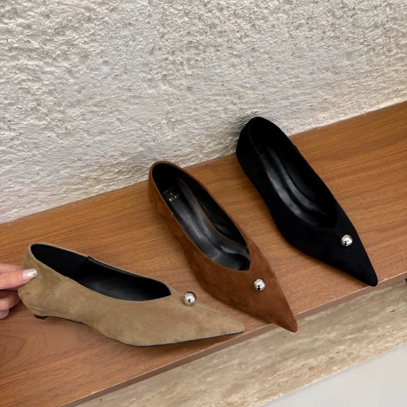 

Осенние новые стильные универсальные модные женские туфли на низком каблуке с металлическим шариком и острым носком на одинарной платформе с неглубоким носком