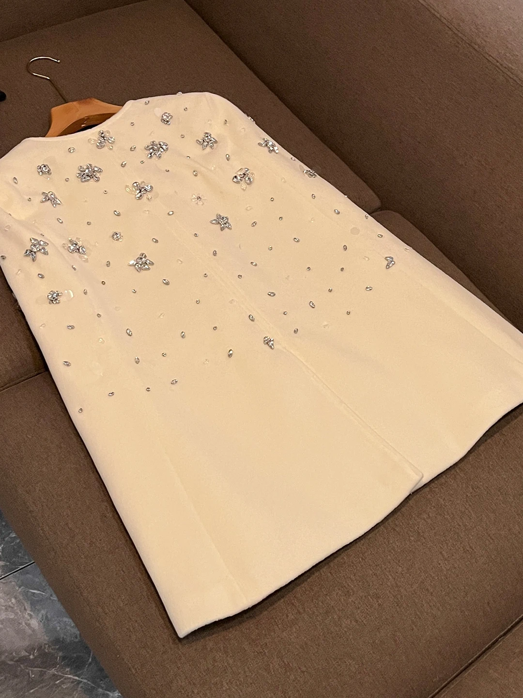 เสื้อคลุมผ้าโพลีเอสเตอร์หรูหราสไตล์ลำลองสำหรับผู้หญิง ประดับมุกอย่างดี รุ่นใหม่ประจำฤดูหนาวปี 2025