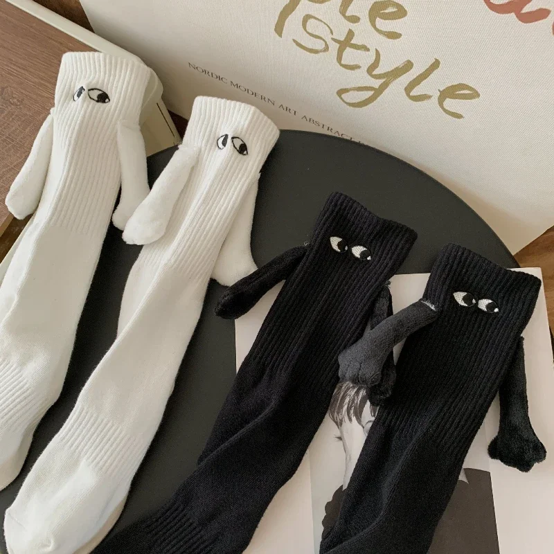 Lindos ojos bordados de dibujos animados, calcetines de pareja que pueden sujetar las manos y calcetines lindos y versátiles para novias de moda.