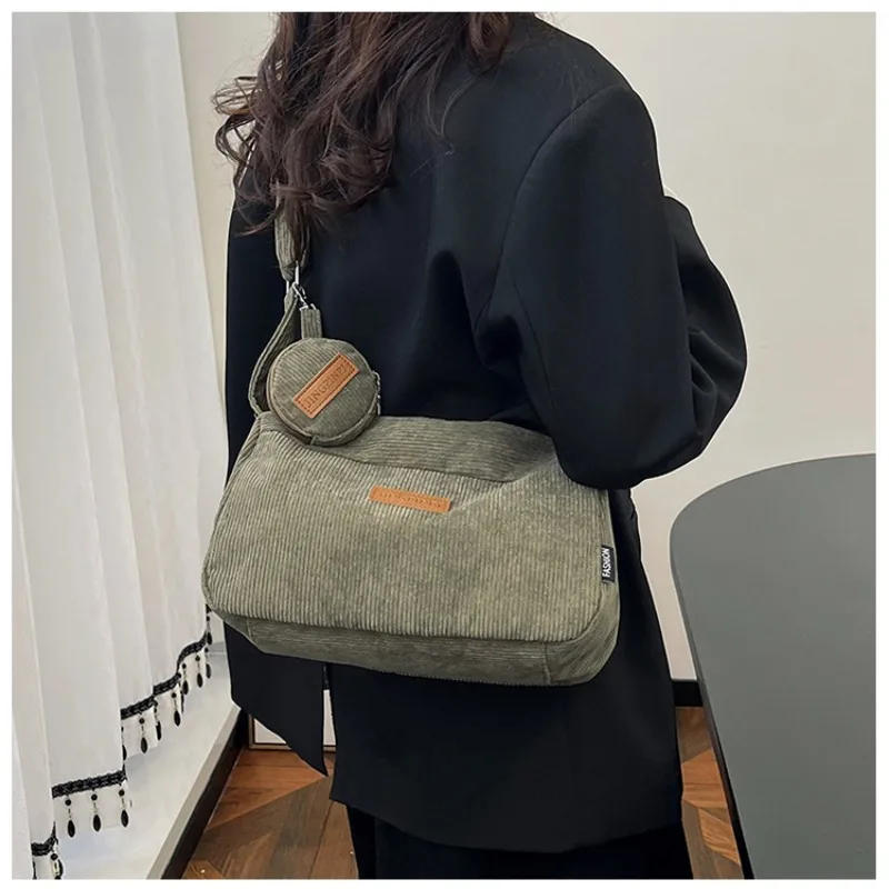 

New Autumn/Winter Student Corduroy Shoulder Bag Korean Edition Commuter Dumpling Shoulder Bag Casual Versatile Crossbody Bag