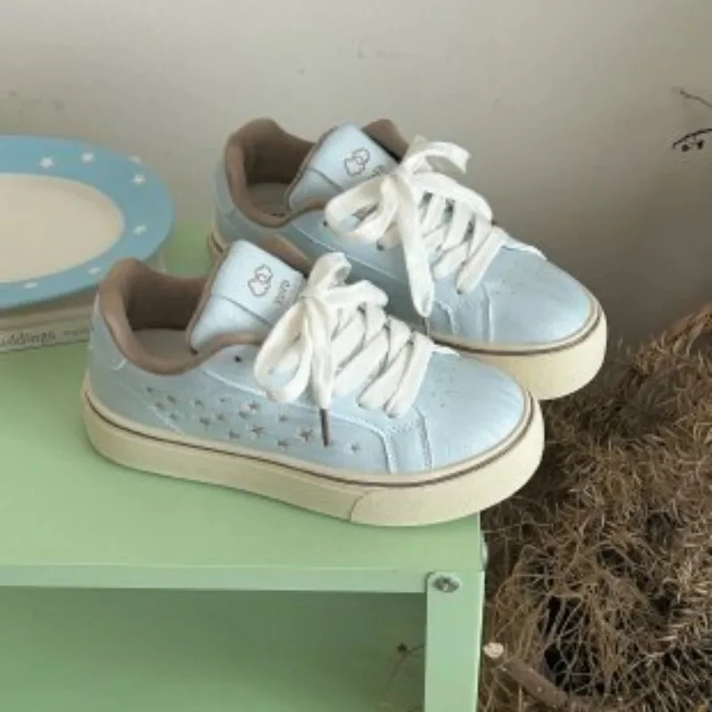 Niedliche Damen-Plateau-Skateschuhe, hellblau, mit Sternenstickerei, dicker Sohle, Schnür-Sneakers, Preppy-Stil, Mädchen-Alltagsschuhe, lässige Schuhe – Detail 3