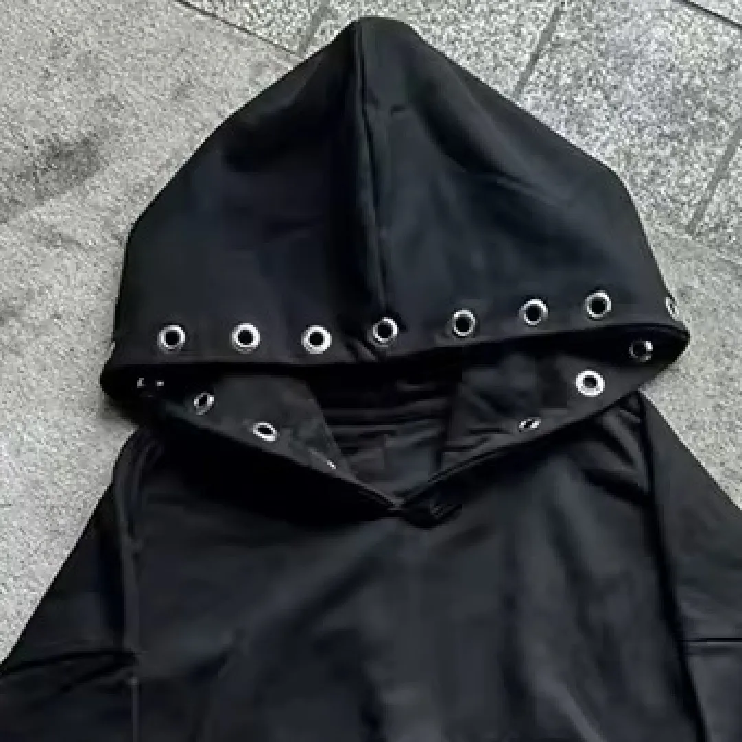 سويت شيرت بغطاء للرأس بأكمام طويلة مع سترة Y2K سوداء اللون مزخرفة بشكل مثقوب