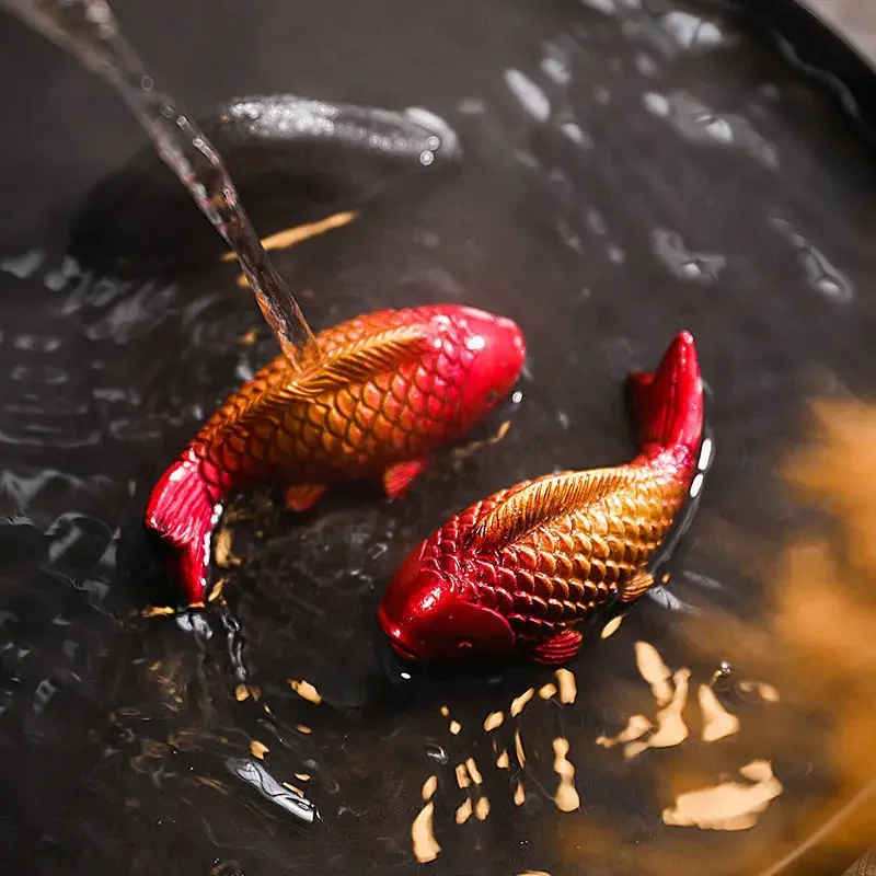

Colour-changing Koi Carp Creative Desktop Tea Table Ornaments Decorations Two Fish Report Happiness Zen Teaware Accessories