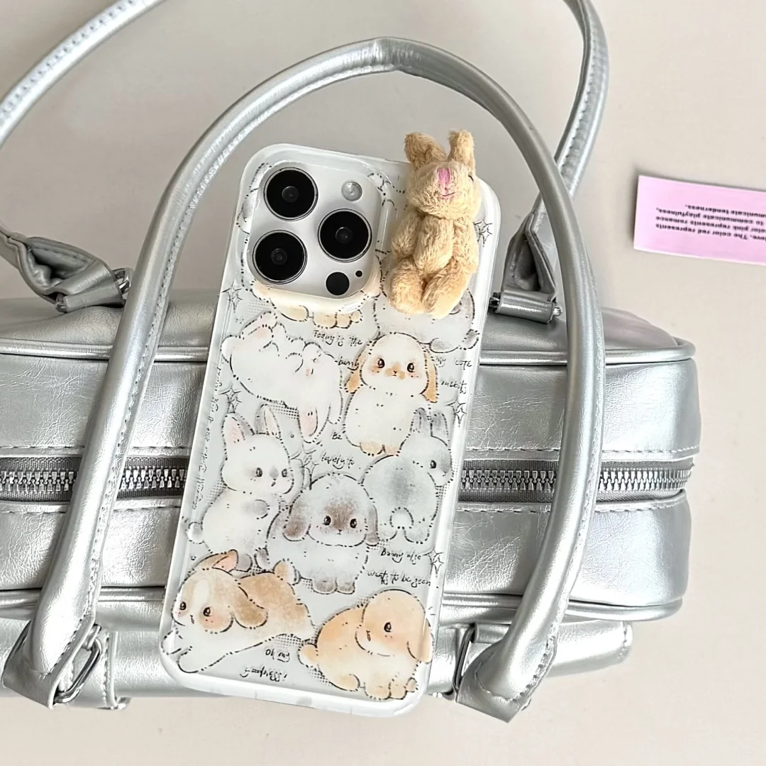 水墨画風のかわいい3DミニぬいぐるみうさぎのiPhoneケース（iPhone 14、15、16 Pro Max、16 Pro対応） ﻿