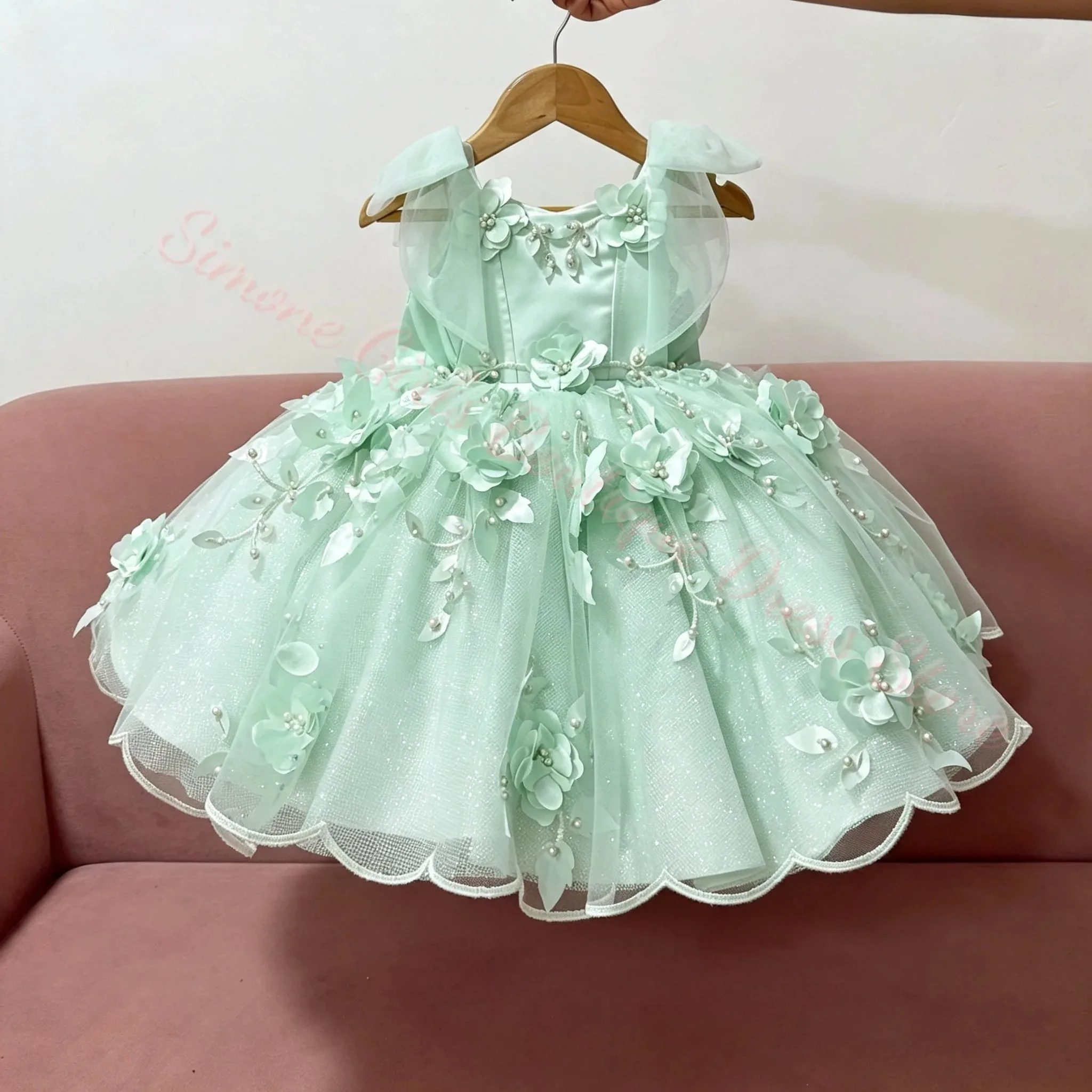 Großhandel Maßgeschneidertes Luxus-Blumenmädchenkleid mit Schleife, dünnen Trägern, rückenfrei, knielang, für Kinder, Festlichkeiten, Partys, Geburtstage und Events – Detail 4