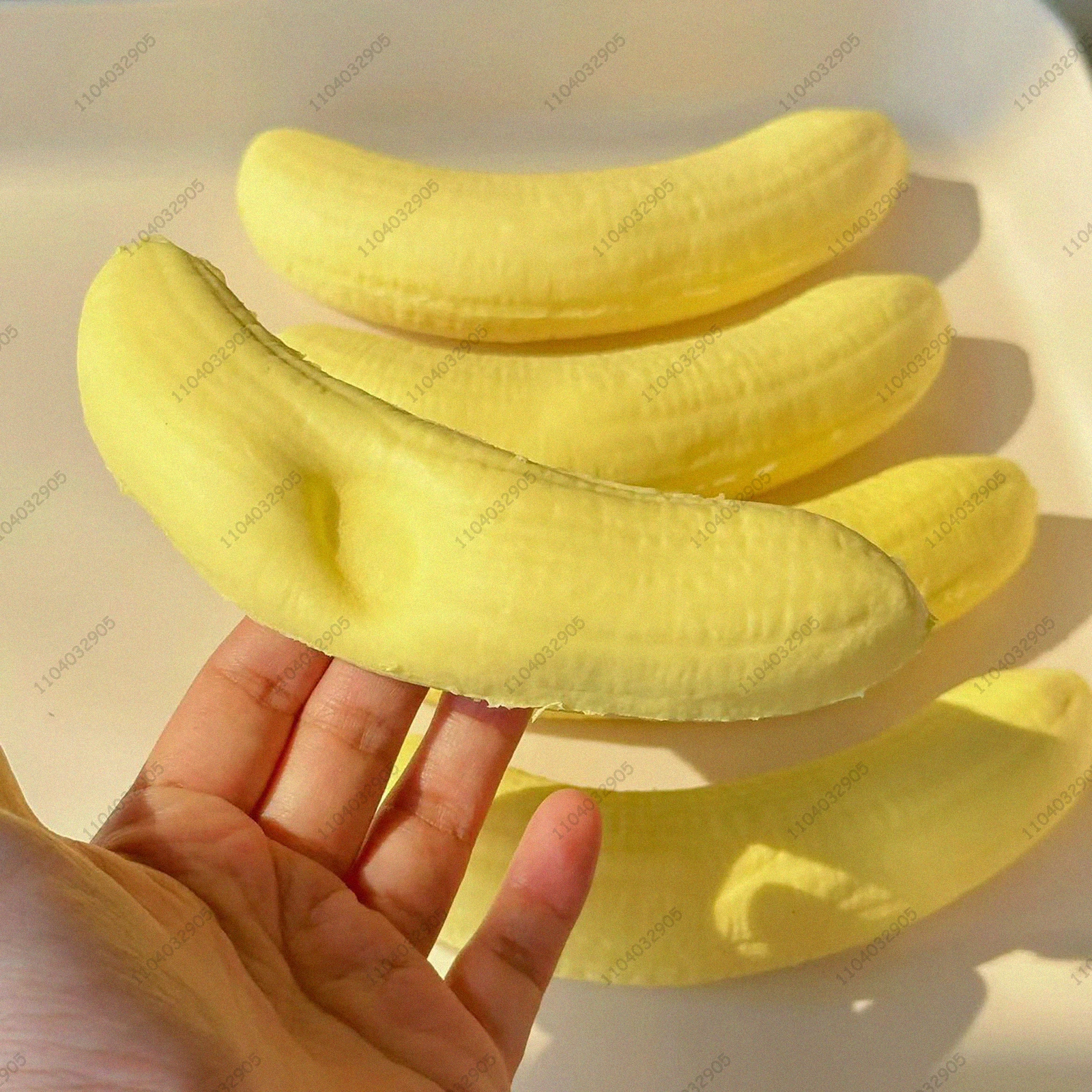 Giocattolo Squishy di banana sbucciata Lento aumento Realistico Polpa di banana Agitarsi Giocattolo Sensiale Schiuma antistress per adulti Bambini Divertimento Decorazioni da scrivania