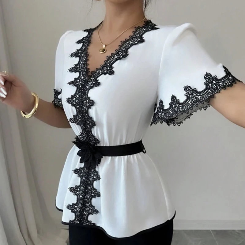 Camicetta bianca da donna con scollo a V e bordo in pizzo nero, orlo peplo con cintura, ideale per cene serali, gite alla moda