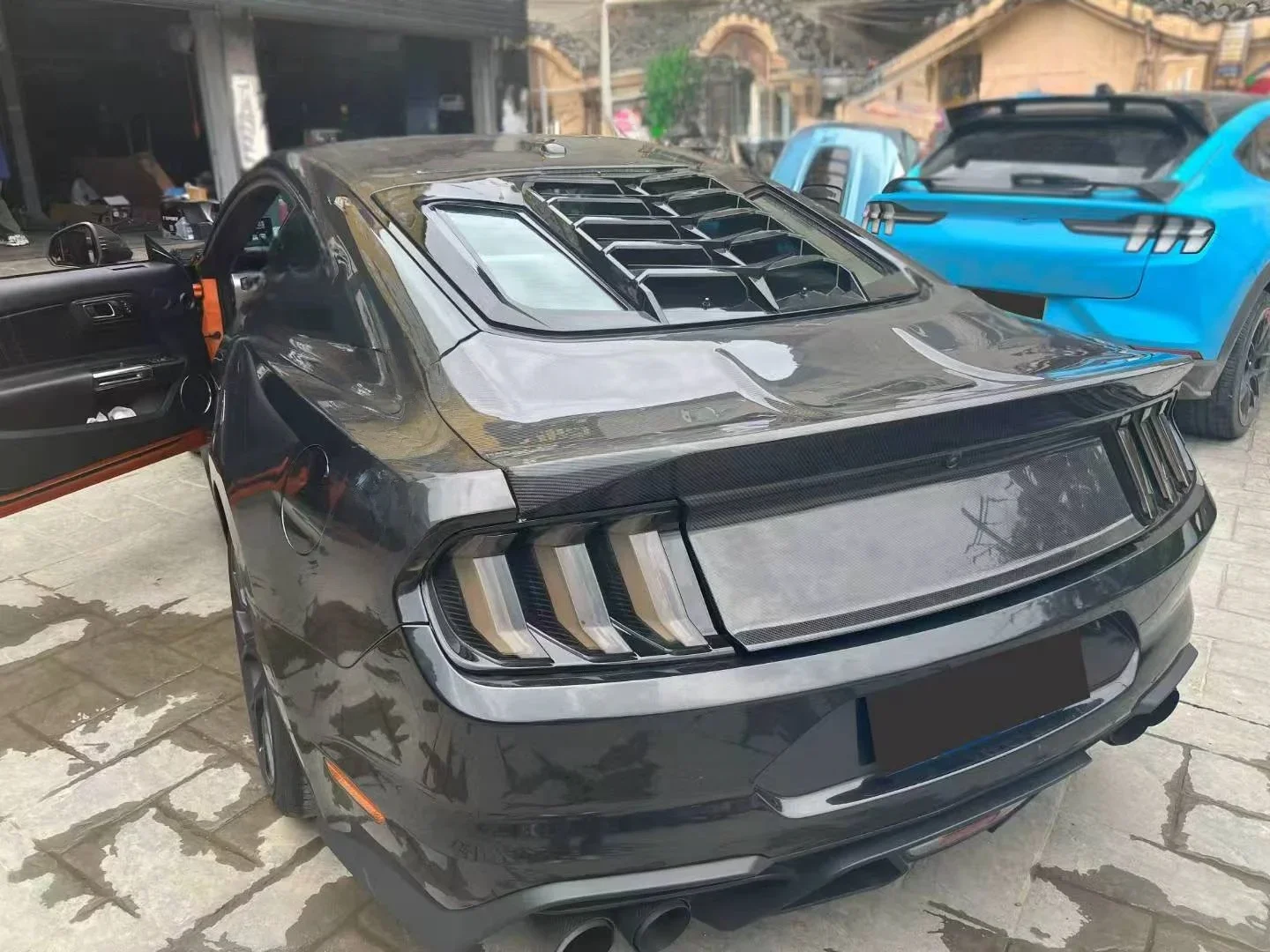High Quality CSL Style Carbon Fiber Trunk for 2015-2023 Mustang Rear Tailgate Decoration Screw Installation view 3