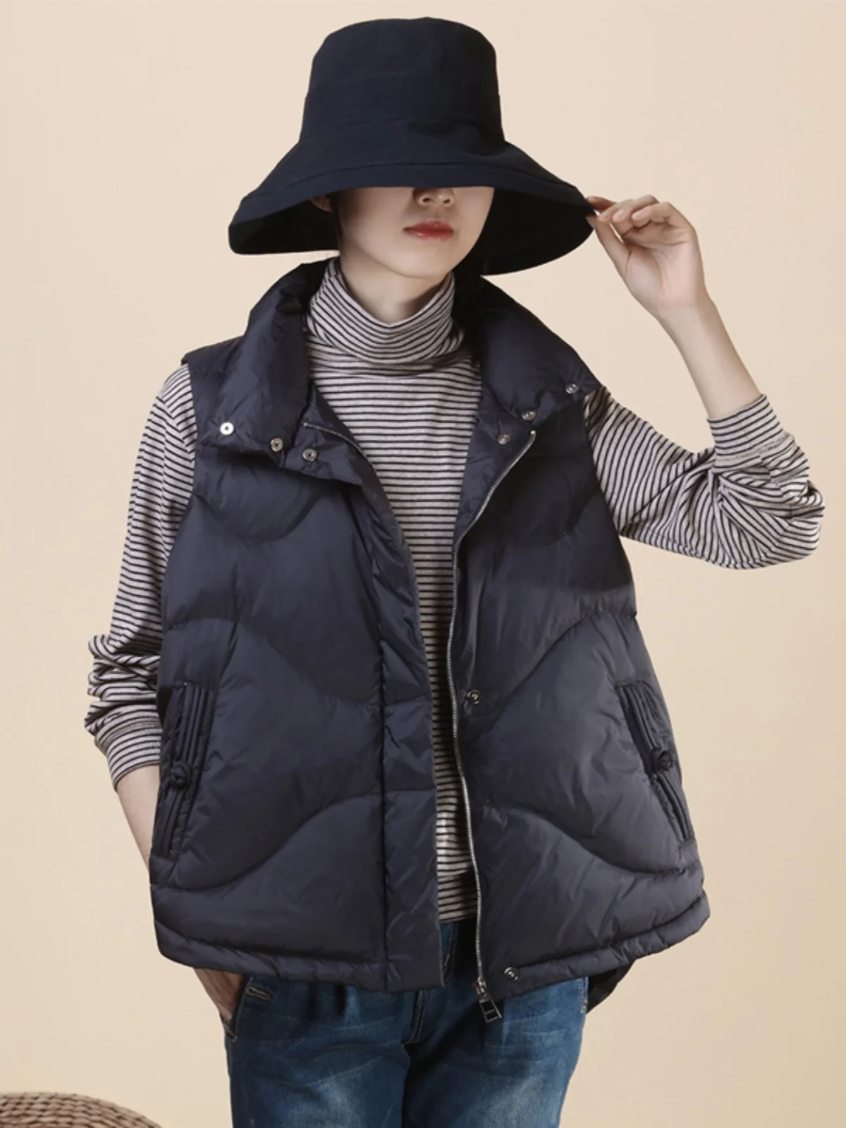 

Легкий белый жилет на пуху Ele, свободная универсальная верхняя одежда с воротником-стойкой и пуговицами для женщин, для поездок на работу Sle Faion