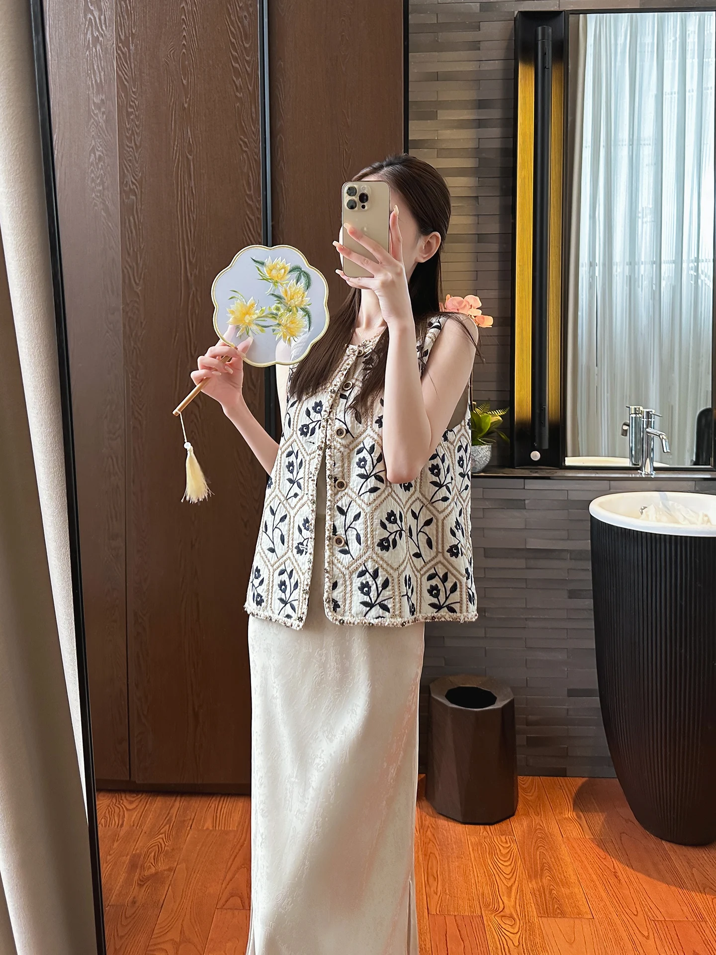 

Модный комплект для женщин: элегантный жилет с круглым вырезом и пуговицами, свободный крой, для повседневной носки, весенний сезон, для взрослых.