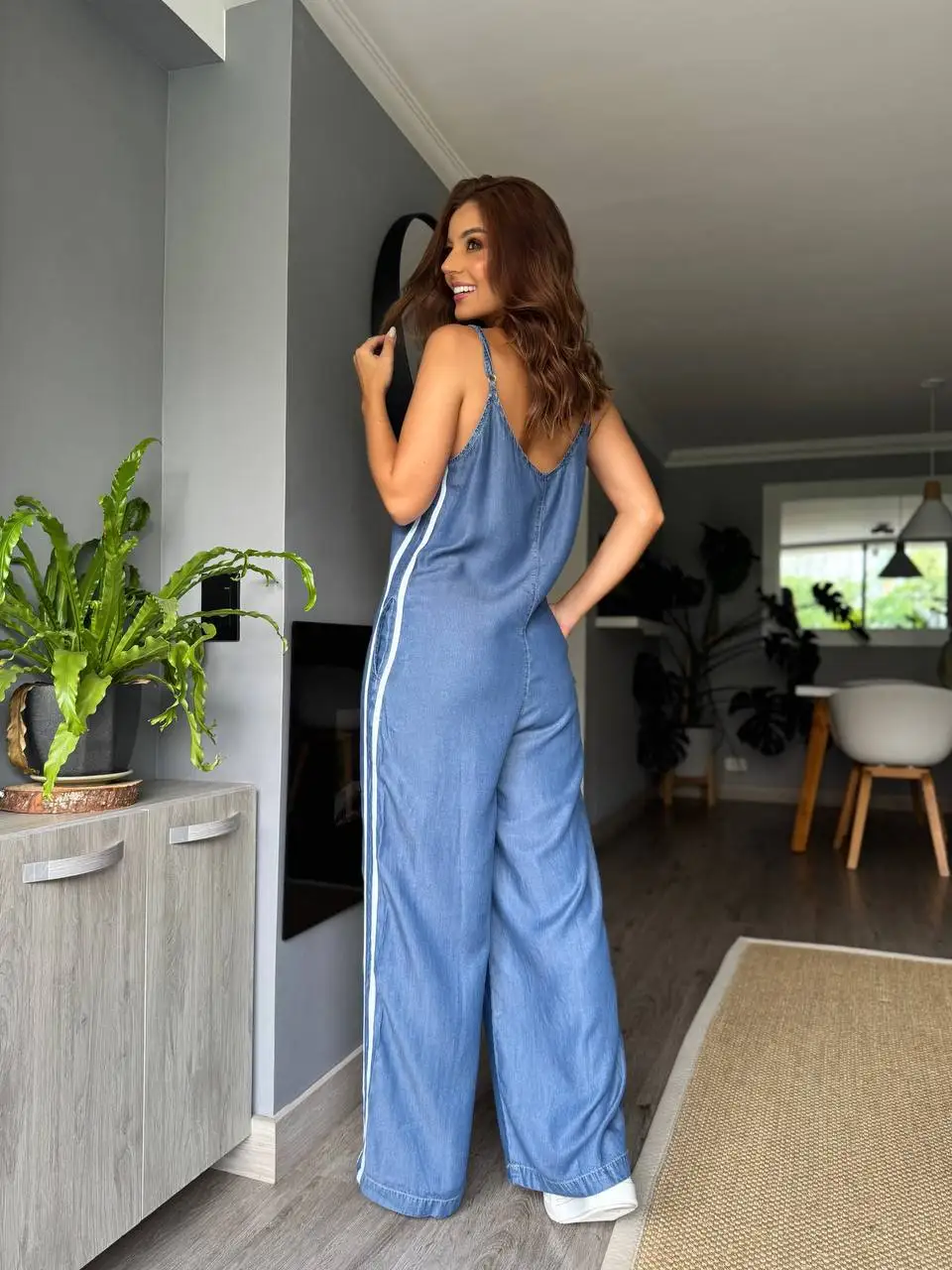 Lässiger Europäischer Jumpsuit mit Weitem Bein und Seitenstreifen Trendiger Jumpsuit aus Kunstdenim Hochgeschnittener Jumpsuit Ärmellose Weite Latzhose