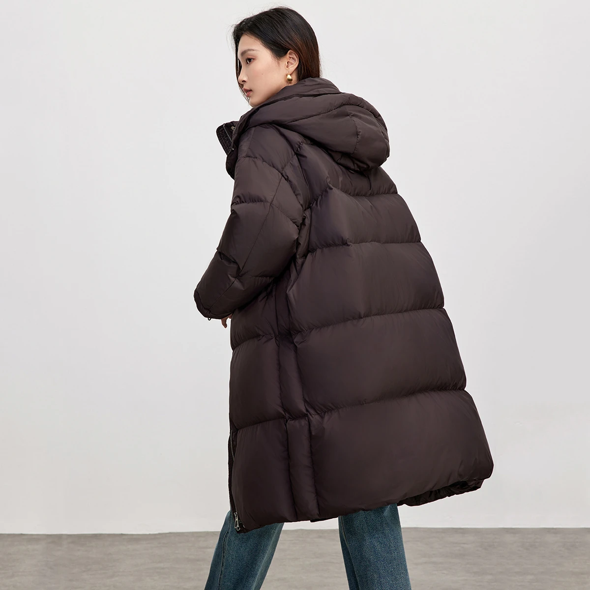 เสื้อแจ็คเก็ตขนเป็ด SENTUBILA รุ่นยาวสำหรับผู้หญิง ฤดูหนาว 2025 ทรงหลวม อุ่นสบาย ตัดต่อผ้ากันลม คอตั้ง รุ่น W44Y80022