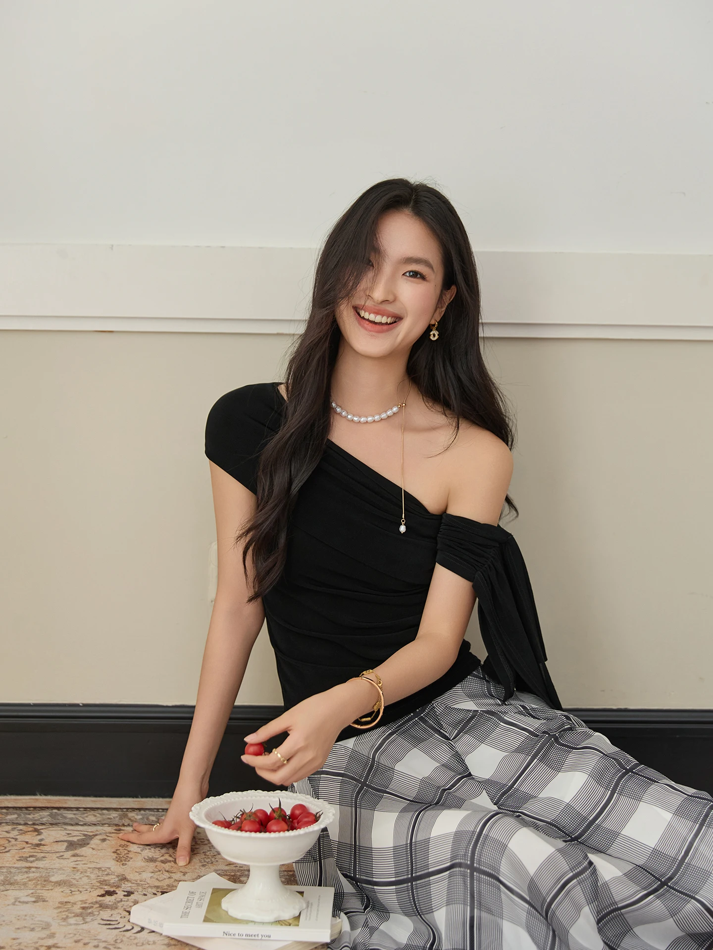 

Черная приталенная футболка для женщин, модный дизайн с волнистыми плечами, женский топ Ele Sle FT GUOGE, летнее новое поступление