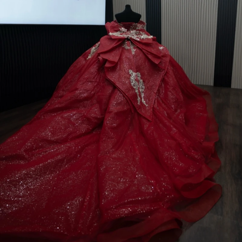 赤い光沢のあるプリンセス風オフショルダーのスイート16ドレス、キンセアニェーラドレス、アップリケレース、ビーズ、ボウ、チュール、パーティー、誕生日、ベスティドス15