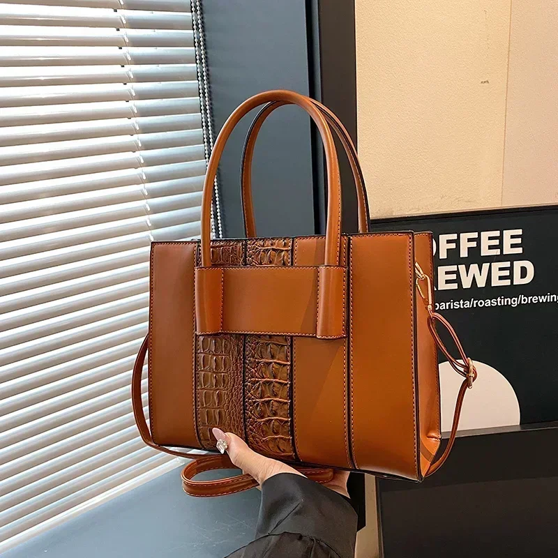 

Premium Quality Women's Crossbody Bag Fashionable And Trendy Handbag Modern Luxury Chain Strap Shoulder Bag