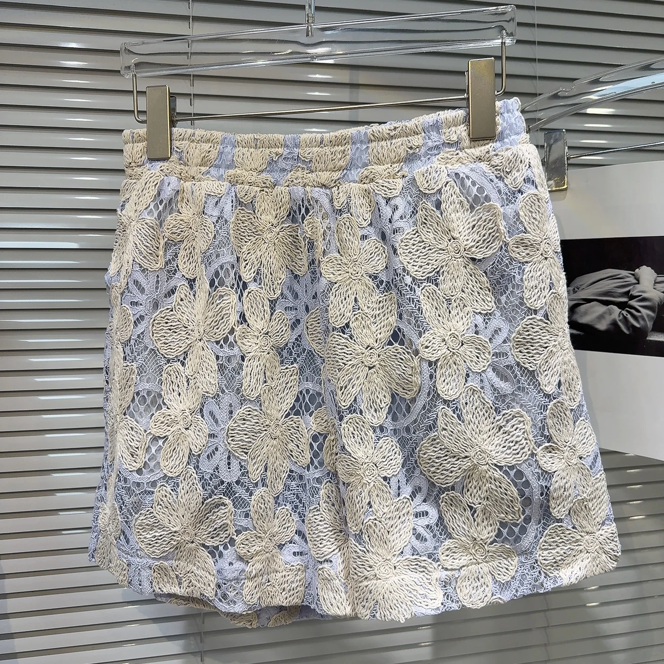 กางเกงลำลองแฟชั่นผู้หญิง ผ้าลูกไม้ปักลายสีสันสดใส ดีไซน์เอวยางยืด ความยาวสามส่วน