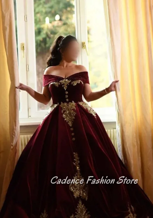 Burgundy Gorgeous Court Style Snap Shoulder Wedding Dress Strapless Studded Beaded Gold Lace Appliqued A-Line Velvet Bridal Wedd