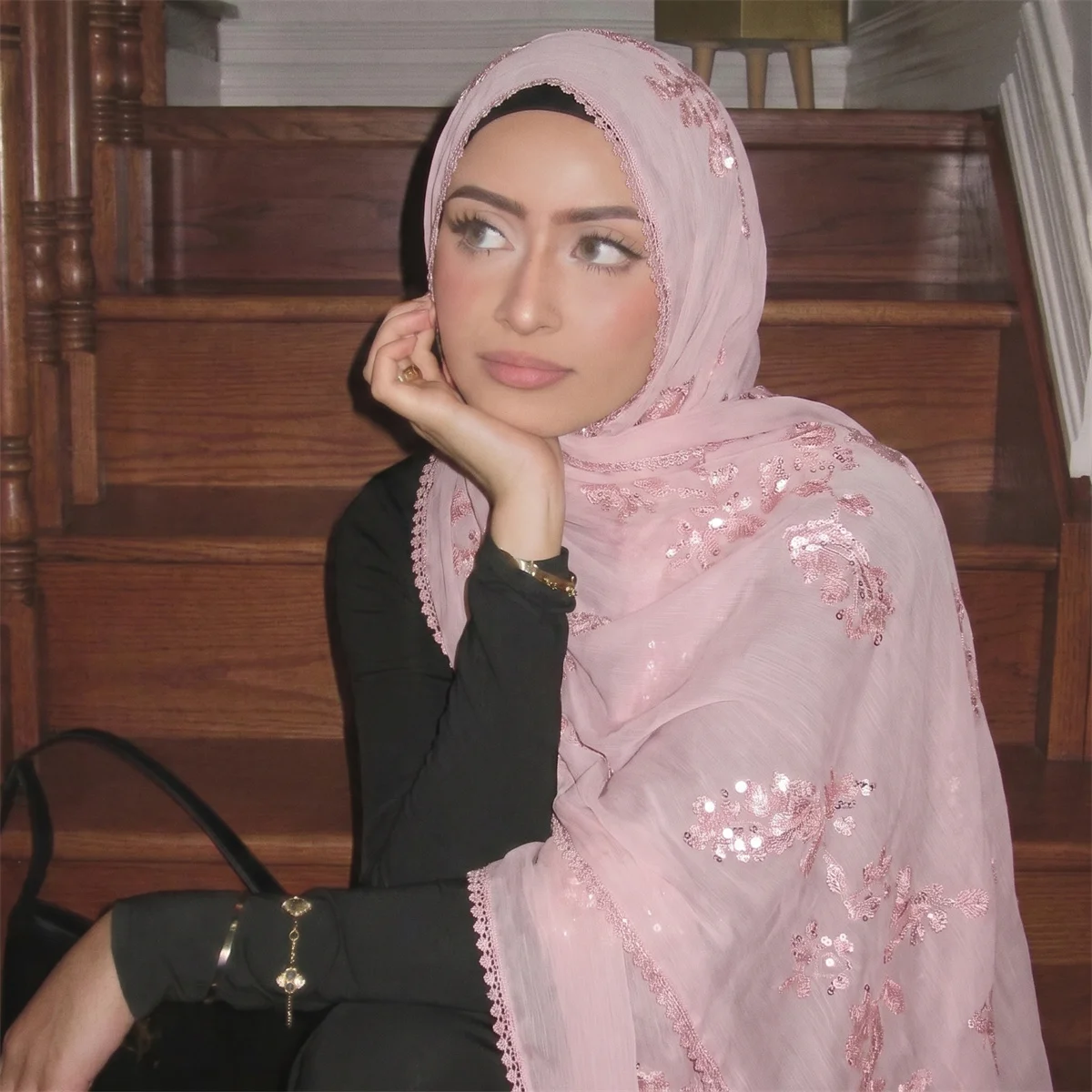 Island Silk Crinkle Hijab für Frauen, exquisite Blumenstickerei, muslimisches Kopftuch, leicht schimmernde Textur, langer Schal mit Perlen. – Detail 6