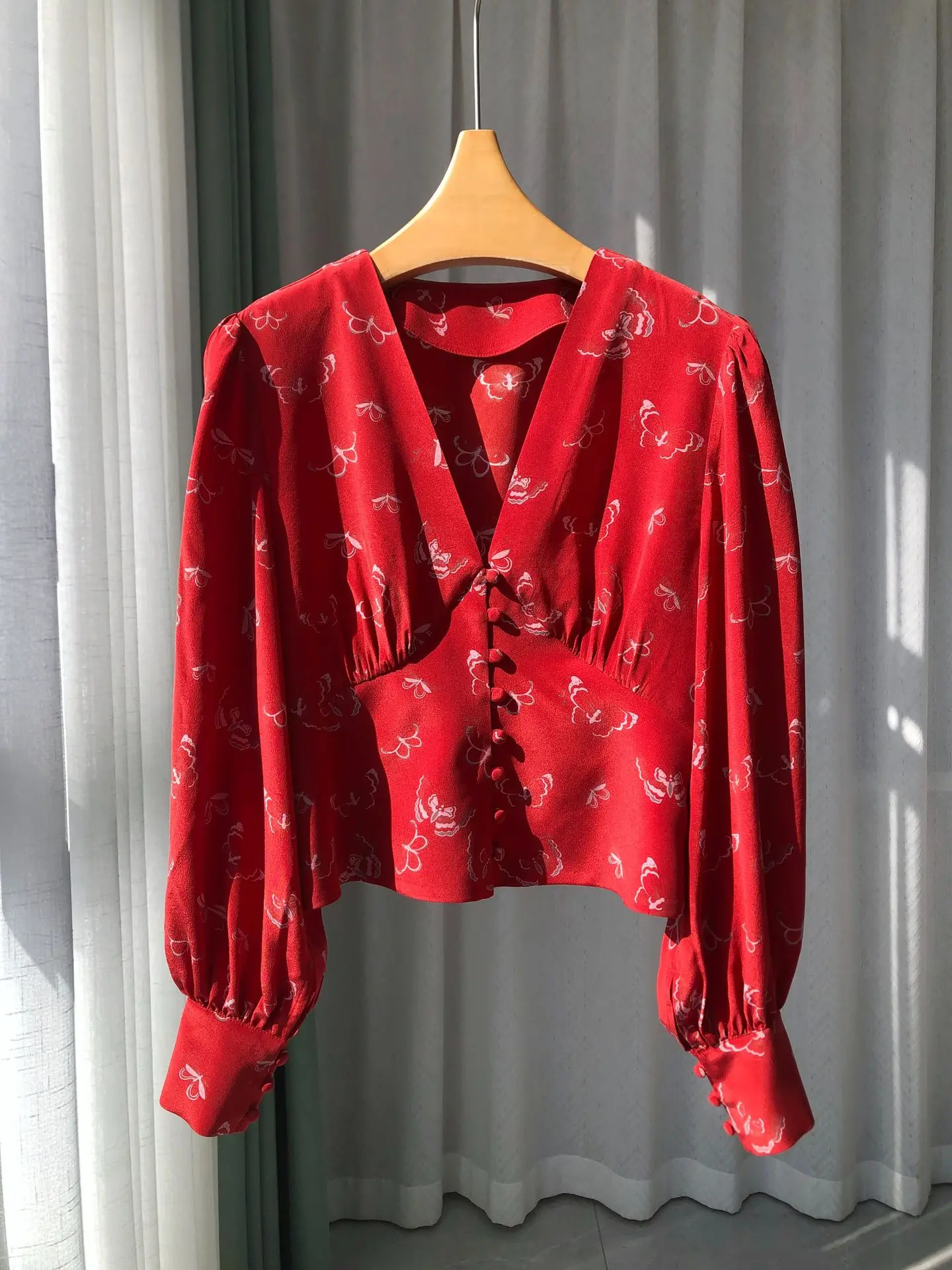 المرأة فراشة طباعة الحرير الأحمر مجموعة واحدة الصدر الخامس الرقبة طويلة الأكمام قميص + عالية الخصر ألف خط تنورة صغيرة الدعاوى الأنيقة