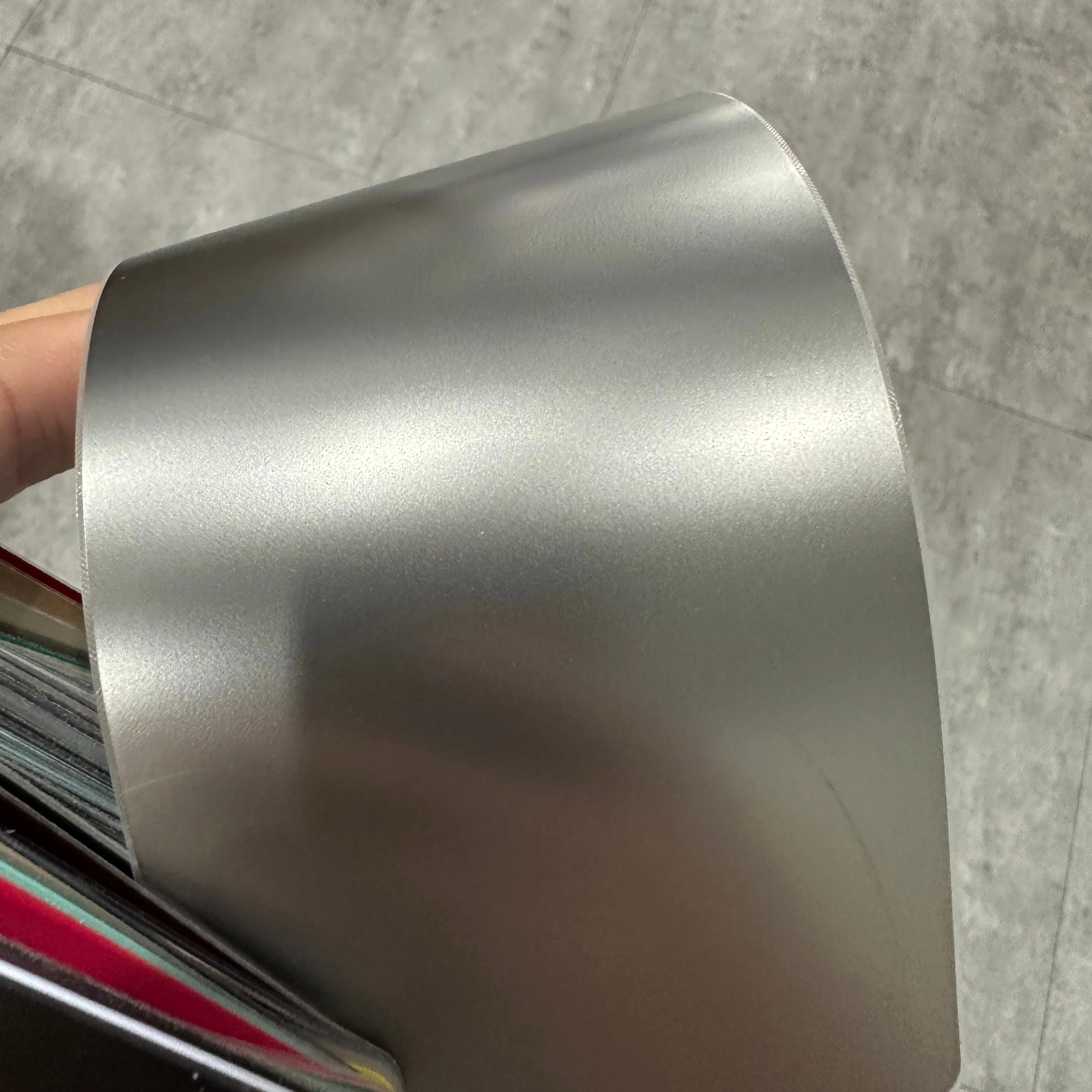 

Подповерхностная металлическая серо-серебристая ПЭТ-призрак автомобильная пленка виниловая самоклеящаяся ПВХ украшение кузова функция изменения цвета