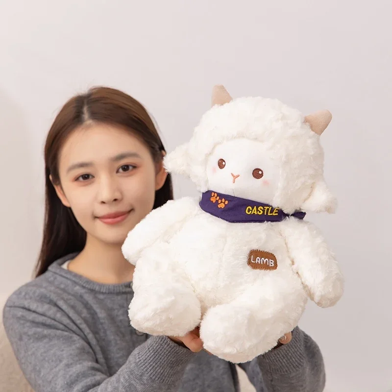 슈퍼 귀여운 만화 앉아있는 양 플러시 장난감 부드럽고 푹신한 아기 양 플러시 인형 스카프 착용 사랑스럽고 부드러운 달래기 인형 어린이용