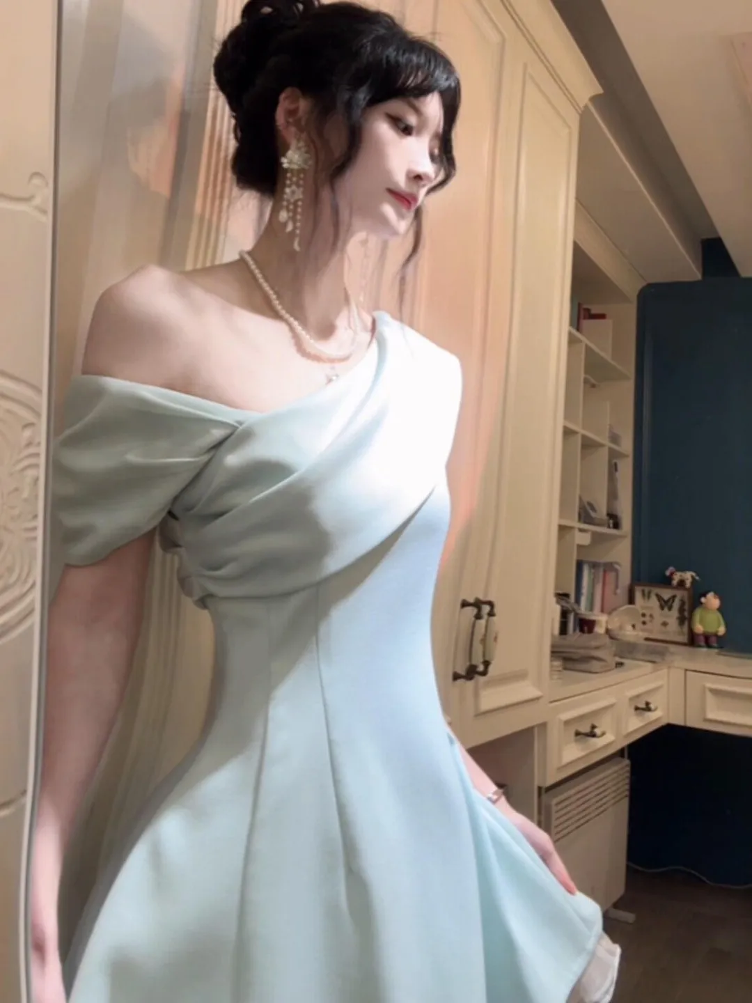 

Элегантное короткое платье с открытыми плечами, приталенного кроя, в нежном стиле, с акцентом на талии, уникальное, не повторяющееся, для весны и лета