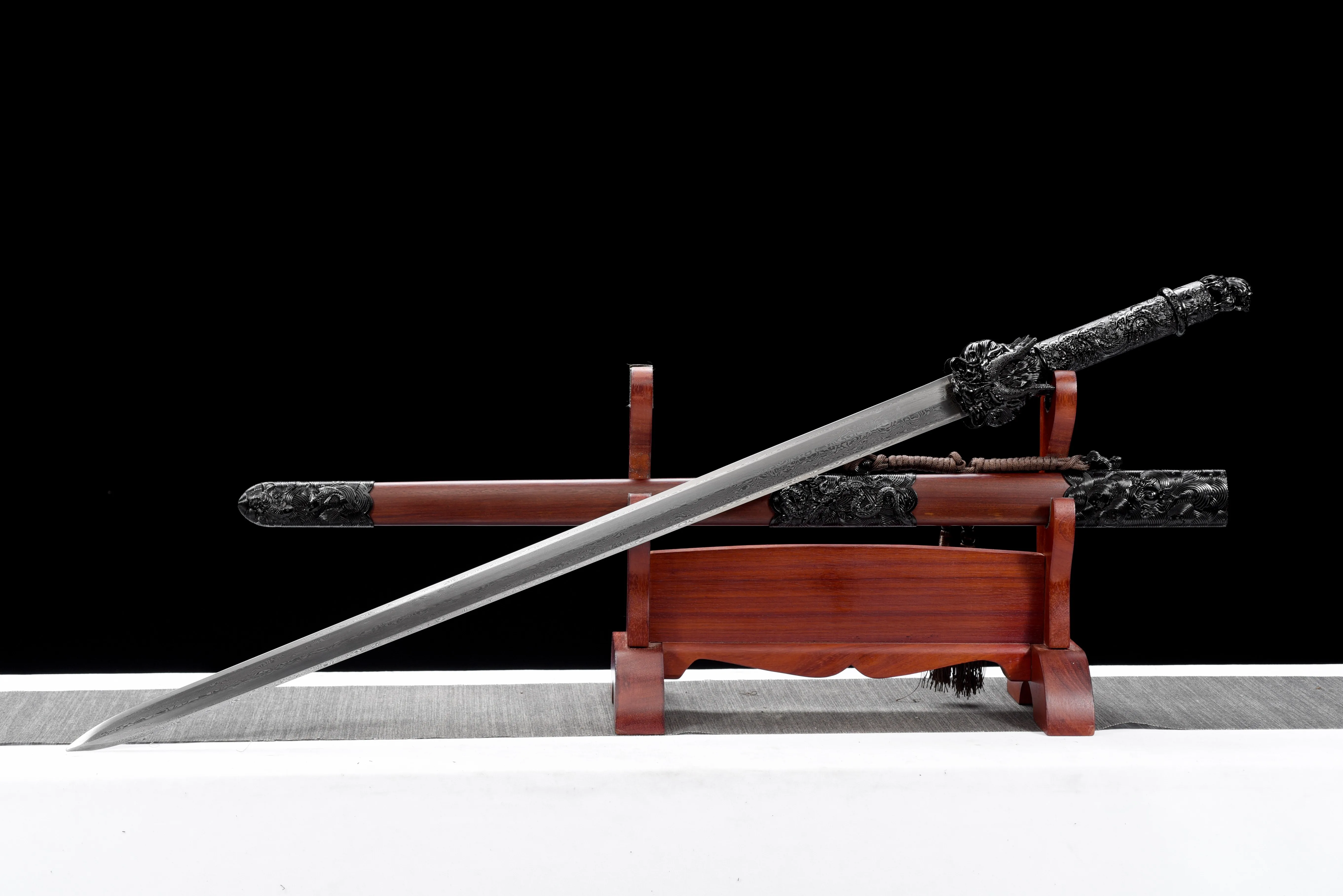 European medieval Black Dragon Sword katana Templar cosplay folded Damascus steel Sharp Crusader sword-holding warrior Honor