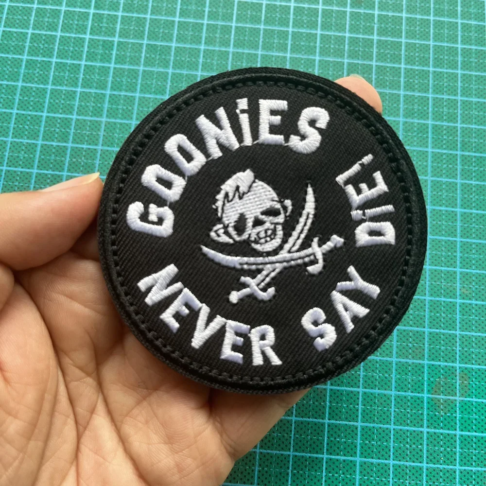 GOONIES SAGEN NIEMALS TOT – Lustiger Meme-Taktik-Patch mit Klettverschluss – Militärisches, besticktes Abzeichen für Molle-Rucksack – Detail 2